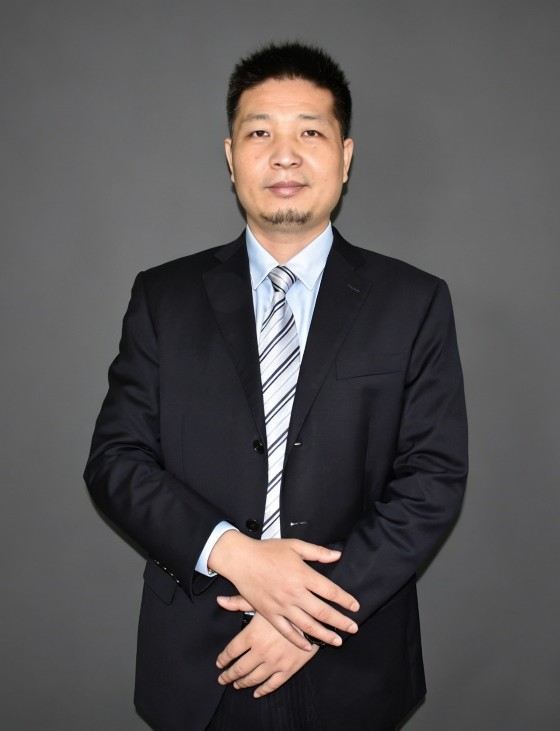 王伟国老师形象照