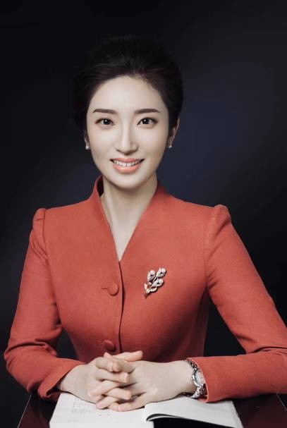 徐灿老师形象照